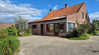 Vrijstaande woning met magazijn op ruim perceel van 3.322 m²
Op een rustige locatie in het groen, net buiten het centrum van Rijkevorsel, bevindt zich deze vrijstaande woning met achterliggend magazijn op een perceel van maar liefst 3.322 m².
Wie houdt van ruimte, privacy en een landelijke omgeving voelt zich hier meteen thuis. De woning werd gebouwd in 1986 en biedt een praktische indeling met alle woonvertrekken op het gelijkvloers. U beschikt over een inkomhal, ruime leefruimte, keuken, veranda met zicht op de tuin, badkamer, twee slaapkamers, wasruimte en berging.
Daarnaast beschikt de woning over een ruime, onafgewerkte zolder die nog extra mogelijkheden biedt voor wie bijkomende ruimte wenst te creëren.
Een van de grootste troeven van dit eigendom is zonder twijfel het achterliggende magazijn van circa 275 m². Samen met het ruime perceel zorgt dit voor een eigendom dat zich onderscheidt door zijn omvang en veelzijdigheid.
De woning bevindt zich in een rustige landbouw omgeving waar rust en openheid centraal staan. Tegelijk liggen het centrum van Rijkevorsel, winkels, scholen en openbaar vervoer op korte afstand.
Deze eigendom biedt een unieke opportuniteit voor kandidaten die op zoek zijn naar een perceel met veel ruimte, een vrijstaande woning en een ruim bijgebouw op een groene locatie.
Troeven:
✔️ Vrijstaande woning op een perceel van 3.322 m²
✔️ Achterliggend magazijn van ca. 275 m²
✔️ Rustige en groene ligging
✔️ 2 slaapkamers op het gelijkvloers
✔️ Veranda met zicht op de tuin
✔️ Ruime onafgewerkte zolder
✔️ Voldoende parkeergelegenheid op eigen terrein
✔️ Centrum Rijkevorsel op slechts 2 km
Belangrijke informatie:
De woning verkeert in een minder goede staat van onderhoud en dient gemoderniseerd te worden.
Het eigendom is gelegen in agrarisch gebied en wordt momenteel beschouwd als een landbouw-/bedrijfswoning. De woning stemt volgens de beschikbare informatie niet volledig overeen met de vergunde plannen.