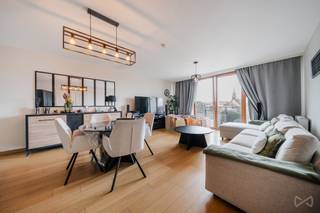 <p><span>🏡 </span><strong><span>JETTE – Licht 2-slaapkamerappartement met terras, kelder en parkeerplaats beschikbaar voor 25.000€ extra</span></strong></p>
<p><strong><span>Info &amp; Bezoeken:</span></strong><span> </span><span>bruxelles.ouest@weinvest.be</span><span> | 02 315 77 22 – </span>Snel te ontdekken!</p>
<p>Dit mooie appartement van ± 90 m² is ideaal gelegen vlak bij winkels, openbaar vervoer, Franstalige en Nederlandstalige scholen, groene zones, het Brugmannziekenhuis, het Koningin Astridplein (Spiegelplein) en de belangrijkste invalswegen. Het zal u overtuigen dankzij zijn ruime indeling, natuurlijke lichtinval en uitstekende algemene staat.</p>
<p>Gelegen op de 3de verdieping van een verzorgd gebouw uit 2008 met lift, beschikt het appartement over een ruime en lichtrijke woonkamer van meer dan 30 m² met directe toegang tot een aangenaam terras met open uitzicht. De keuken is volledig uitgerust en praktisch ingericht.</p>
<p>De inkomhal beschikt over een vestiaire met ingebouwde kast, een parlofoon en een apart toilet. De nachthal geeft toegang tot twee mooie slaapkamers, een ruime badkamer met ligbad, douche en dubbele wastafel, evenals een aparte en praktische wasruimte.</p>
<p>Technisch beschikt het appartement over een individuele gasketel, balansventilatie (dubbel ventilatiesysteem), houten ramen met dubbele beglazing (2008), halfmassief parket, een privatieve kelder, een gemeenschappelijke vuilnisruimte en een uitstekende EPC-score C – CO₂: 28 kg/(m².jaar) – 141 kWhEP/(m².jaar).</p>
<p>Een parkeerplaats is beschikbaar voor 25.000€ extra. Het appartement is momenteel verhuurd, waardoor het eveneens een interessante investeringsopportuniteit vormt.</p>
<p>Een comfortabel, lichtrijk en uitstekend gelegen appartement, ideaal voor zowel eigen bewoning als investering.</p>