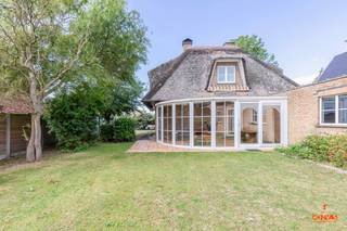 Op zoek naar een <strong>ruime, vrijstaande woning </strong>met heel wat potentieel? Dan is deze woning ideaal!<br /><br />Via de inkomhal komt u in de <strong>lichtrijke woon- en eetkamer</strong>.<strong> </strong>Aansluitend ligt de keuken, voorzien van een handige <strong>berging </strong>en aparte <strong>wasruimte</strong>. Achteraan de woning bevindt zich een <strong>ruime veranda</strong> die een <strong>prachtig zicht biedt op de tuin</strong> en een extra dimensie geeft aan het wonen. Daarnaast beschikt de woning over een <strong>ruime garage</strong>, die plaats biedt aan maar liefst vier wagens. Op de eerste verdieping vindt u <strong>drie comfortabele slaapkamers</strong> en een ruime badkamer. Vanuit de nachthal is er bovendien toegang tot de <strong>zolderverdieping</strong>, een royale ruimte die nog volledig naar wens kan worden ingericht.<br /><br />Deze eigendom op Grote Baan 244 in Lovendegem biedt u alle comfort en mogelijkheden, gecombineerd met een centrale ligging vlak bij Gent en belangrijke invalswegen.<br /><br />Wenst u deze unieke woning te bezoeken? Contacteer Laura via <strong>0492 07 26 62</strong>