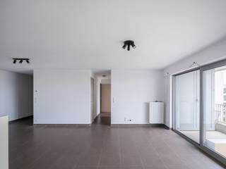 <strong>Ruim 3-slaapkamerappartement in Ledeberg, nabij het centrum van Gent</strong><br /><br />Op de vijfde verdieping van dit recente gebouw ligt een ruim en <strong>lichtrijk appartement</strong> met <strong>drie volwaardige slaapkamers</strong>.<br />Met <strong>EPC-label A</strong> geniet je bovendien van <strong>energiezuinig</strong>, <strong>recent nieuwbouwcomfort</strong> en een <strong>lage kostenstructuur</strong>.<br /><br />De <strong>hoofdslaapkamer</strong> heeft een <strong>eigen douchekamer </strong>en een <strong>terras</strong> met <strong>zicht op groen en water</strong>. De <strong>twee</strong> andere <strong>slaapkamers</strong> delen een <strong>badkamer</strong> in de nachthal, <strong>met wastafel en douche/bad.</strong><br /><br /><strong>De eet-, woon- en keukenruimte vormen samen één groot volume:</strong> de basis van het appartement. Grote raampartijen zorgen voor een ruimtelijk gevoel, met daarbij nog een <strong>ruim, zuidgericht terras.</strong><br /><br /><strong>Twee praktische bergingen</strong> zorgen voor extra wasplaats en comfort. Daarnaast beschikt het appartement over een <strong>private kelderberging</strong>, met een <strong>gemeenschappelijke fietsenberging</strong> voor het gebouw.<br /><br />Een <strong>ondergrondse autostaanplaats</strong> is optioneel bij te kopen voor <strong>€30.000.</strong><br /><br /><strong>De ligging is een extra troef: vlot bereikbaar via de nabijgelegen invalswegen en uitstekend verbonden met de fietsostrade.<br />Ruim, lichtrijk en praktisch ingedeeld, vlakbij de stad.</strong>