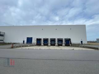 In het havengebied van Oostende bevindt zich dit logistieke magazijn met een totale oppervlakte van 10.000 m² en een vrije hoogte van 10,70 meter.De...