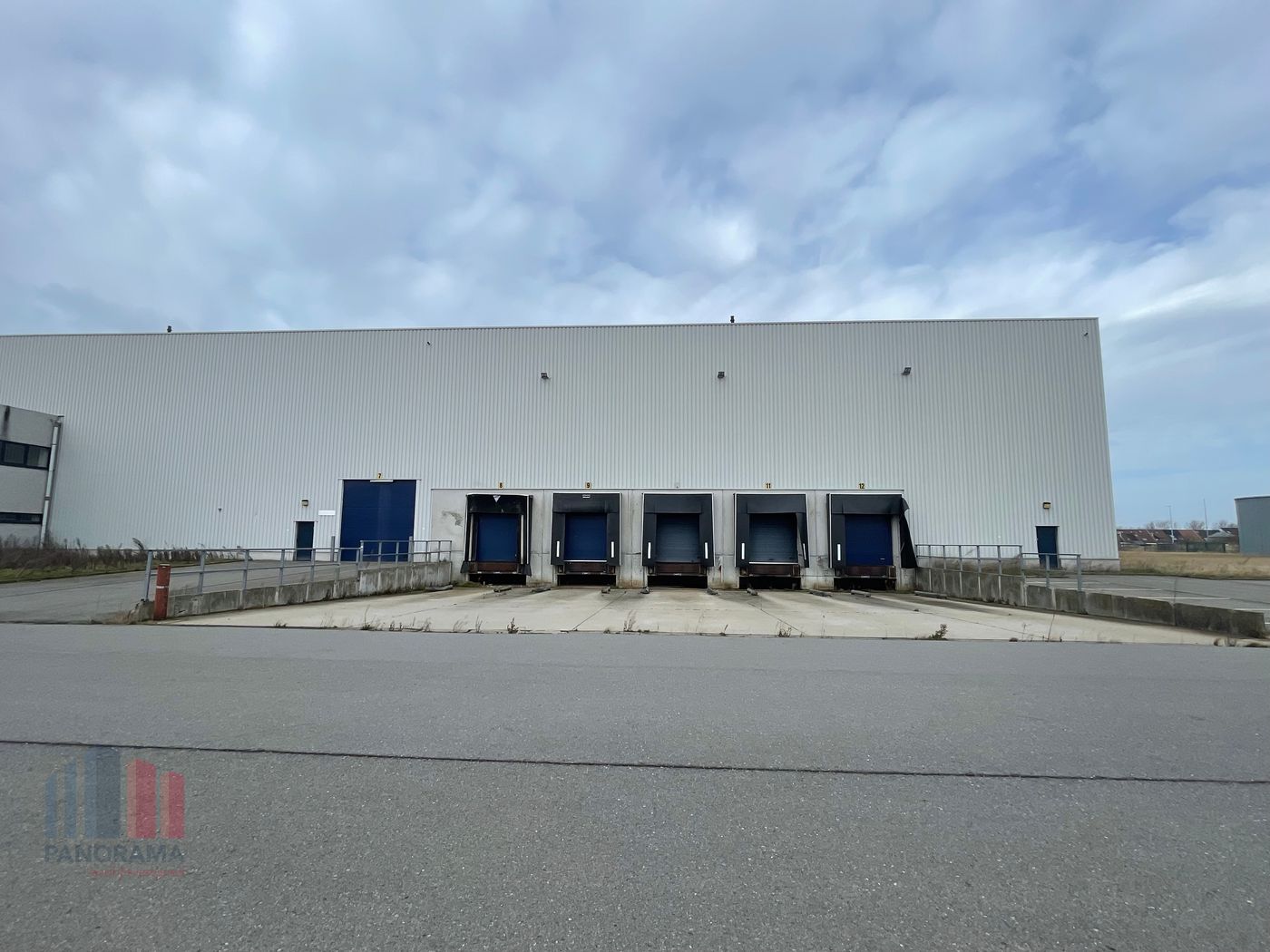 Logistiek magazijn met kantoor te huur in Oostende - photo 3