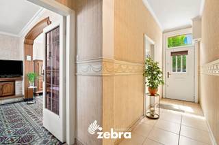 Deze te renoveren woning is gelegen op een aangename en centrale locatie in Tielt, met tal van voorzieningen in de nabije omgeving.<br />Winkels, scholen, openbaar vervoer en andere dagelijkse faciliteiten zijn vlot bereikbaar. Ook het centrum van Tielt bevindt zich op korte afstand.<br /><br />Dankzij de gunstige ligging en goede bereikbaarheid vormt deze woning een interessante opportuniteit voor wie op zoek is naar een eigendom dat volledig naar eigen smaak en wensen kan worden gerenoveerd.<br /><br />Op het gelijkvloers komt u binnen via de inkomhal, die toegang geeft tot de leefruimte met aansluitend de eetkamer. Verder bevinden zich hier de keuken, een praktische berging, de badkamer met ligbad en wastafel, een wasplaats en een toilet. Daarnaast beschikt de woning over een kelder, ideaal als extra bergruimte.<br /><br />Op de eerste verdieping zijn er drie slaapkamers. De tweede verdieping beschikt over een ruime zolder van maar liefst 50 m², die verschillende mogelijkheden biedt.<br />Buiten is er een volledig omheinde tuin met tuinhuis.<br /><br /><strong>Ook wild geworden van deze thuis?<br />Twijfel dan niet langer en leg vandaag nog uw bezoek vast!</strong>