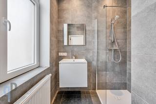 Te midden centrum Zottegem vinden we deze totaal gerenoveerde woning met 4 slaapkamers en een leuke stadstuin. De woning omvat een inkomhall met gastentoilet, berging, badkamer met douche en meubel en achteraan een living met open en volledig ingerichte keuken. Op de eerste verdieping vinden we 2 ruime slaapkamers. De zolderverdieping is eveneens ingericht als 2 ruime slaapkamers. Verder beschikt deze woning over een droge kelder. Achteraan bereiken we via een schuifraam de stadstuin met terras. De 1ste verdieping is voorzien van betonnen roostering en tegels voor duurzaamheid. Elektriciteit is conform en EPC is gunstig. Ideale starterswoning of investeringspand ! Voor meer inlichtingen of een bezoek, contacteer Veronique 0483/676579