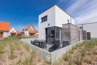 <p><span>Met een bijzondere architectuur en de landscape van duinen en water biedt kan je in deze vakantiewoning optimaal genieten van een oase van rust in een prachtige, natuurlijke omgeving. Het bevindt zich op 200 meter van het strand en de zee, nabij een splinternieuw zwembad én sportcomplex. Op zoek naar een tweede verblijf aan zee, of een prima investering? Contacteer ons alvast voor meer info én met plezier maken we een afspraak om dit samen eens ter plaatste te ontdekken. Alle gepubliceerde prijzen zijn excl. kosten én BTW.</span></p>