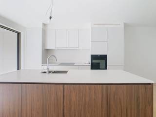 In het centrum van Roeselare, vlakbij de Grote Markt, vinden we dit prachtig afgewerkt nieuwbouwappartement terug op de eerste verdieping.<br />Het appartement heeft een ruime lichtrijke leefruimte met open keuken.<br />De keuken is van alle moderne apparatuur voorzien. Er zijn 2 slaapkamers, badkamer, apart toilet en berging aanwezig. <br />U beschikt over een heel ruim zonneterras achteraan, aansluitend op de leefruimte. Vooraan beschikt u tevens over een terras bereikbaar vanuit de keuken.<br /><br />Bij het appartement horen ook een kelderberging en garage. U mag tevens gebruik maken van de gemeenschappelijke fietsenberging.<br />Syndic: 60,00 EUR / maand<br /><br />Extra troeven:<br /> - BEN appartement<br /> - Zonnepanelen<br /> - aansluiting op het warmtenet<br /> - volledig geschilderd<br /> - rustig gebouw<br /><br />EPC: 15 kWh/m²jaar (UC2069)