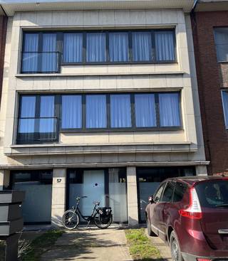 Volledig gemeubeld appartement po 2de verdieping. Residentiële buurt met openbaar vervoer op wandelafstand.Grote living met parket - slaapkamer voor...
