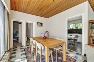 <p>Unieke opportuniteit: woning met aansluitende bouwgrond op toplocatie!</p><p></p><p>Deze halfopen bebouwing biedt een bewoonbare oppervlakte van 139 m² op een perceel van 195 m², aangevuld met een naastgelegen bouwgrond van 466 m². Een zeldzame kans voor wie wonen en bouwen wil combineren en/of op zoek is naar een perceel bouwgrond met mogelijkheid tot extra opslagplaats en/of activiteit en dus combinatie woon/werk.</p><p></p><p>De charmante bestaande woning omvat een inkomhal, een lichtrijke woonkamer met uitzicht op het terras en voorzien van screens, een uitgeruste keuken, een praktische berging met ingemaakte kasten, een badkamer met lavabo, zitbad en toilet, drie slaapkamers en een inpandige garage.</p><p>Eveneens beschikt het eigendom over twee afzonderlijke garageboxen op het naastgelegen (bouw)perceel.</p><p></p><p>Deze eigendom vormt een uitstekende opportuniteit voor wie op zoek is naar een bouwgrond én tegelijkertijd comfortabel wil wonen tijdens de realisatie van een nieuwbouwproject.</p><p>Ook voor zelfstandigen biedt dit tal van mogelijkheden, bijvoorbeeld voor de combinatie van een nieuwe woning met een magazijn, praktijkruimte of handelszaak.</p><p>Na de realisatie van een eventuele nieuwbouw zal de bestaande woning evenwel een herbestemming dienen te krijgen als bijgebouw (nevenfunctie).</p><p></p><p>De ligging is een absolute troef: op wandelafstand van het station van Deinze, allerhande winkels en scholen en een vlotte verbinding met zowel fiets (F7-fietsautostrade) als auto naar o.a. de belangrijkste invalswegen en op – en afrit van de nabijgelegen E17.</p>