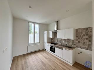 <p><span>Informatie appartement</span></p><p><span>Lichtrijke duplex ca. 110m² gelegen in een rustige wijk in Antwerpen! Dit appartement ligt op de 1ste verdieping van een kleinschalig gebouw en werd recent volledig vernieuwd. De leef- en eetruimte geniet van veel natuurlijk licht en heeft hoge plafonds (ca. 3 m), wat zorgt voor een ruimtelijk en aangenaam gevoel. De open keuken is praktisch ingericht met een grote oven, elektrische kookplaat, afzuigkap, koelkast met vriesvak, vaatwasser en spoelbak. Het appartement beschikt over een zeer ruime slaapkamer (ca. 20m²). De badkamer is zeer ruim: afgewerkt met tegelvloer, een dubbel lavabomeubel met spiegel, verwarmd droogrek, toilet, groot ligbad en een inloopdouche. In de keuken is een extra aansluiting voorzien voor een wasmachine. Troeven: veel lichtinval, hoge plafonds, zeer grote slaapkamer, recent vernieuwde afwerking, energiezuinig en een toplocatie nabij Antwerpen. Maandelijkse kosten: provisie van 50 EUR voor het privatieve waterverbruik. Nutsvoorzieningen gas en elektriciteit via eigen meters. </span></p><p><span> </span></p><p><span>Indeling</span></p><p><span>V1</span></p><ul><li><span>Prachtig, lichtrijke leefruimte met aansluitende eetruimte voorzien van verschillende grote raampartijen en hoge plafonds van ca.3m!</span></li><li><span>Open keuken geïnstalleerd met een grote oven, elektrische kookplaat, afzuigkap, koelkast met vriesvak, vaatwasser, spoelbak en véél opbergruimte. Hier is een extra aansluiting voorzien voor een wasmachine.</span></li></ul><ul><li><span>Zeer ruime badkamer op tegelvloer voorzien van een dubbel lavabomeubel met spiegel, verwarmd droogrek en inloopdouche.</span></li></ul><p><span> </span></p><p><span>V2</span></p><ul><li><span>Zeer ruime slaapkamer ca. 20 m²!</span></li></ul><p><span> </span></p><p><span> </span></p><p><span>Huurvoorwaarden</span></p><ul><li><span>Huurprijs: 900 EUR/maand. </span></li></ul><ul><li><span>Maandelijkse provisie van 50 EUR: privatief verbruik water. </span></li></ul><ul><li><span>Beschikbaarheid: 01/08/2026</span></li></ul><p><span> </span></p><ul><li><span>Individuele meters: gas, elektriciteit. </span></li></ul><ul><li><span>Waarborg: 3 maanden huur.</span></li><li><span>Intredende plaatsbeschrijving: 175 EUR excl. 21% BTW per partij.</span></li></ul><p><span> </span></p><p><span>Gebouw</span></p><ul><li><span>Kleinschalig appartementsgebouw bestaande uit een gelijkvloers appartement en duplex op de 1ste en 2de verdieping. </span></li><li><span>Parlofoon aanwezig. </span></li></ul><p><span> </span></p><p><span>Ligging</span></p><ul><li><span>In de zeer rustige wijk Bist. </span></li><li><span>Parkeerplaatsen voor de deur. </span></li><li><span>Verschillende winkels en restaurants in de directe omgeving.</span></li><li><span>Vlotte toegang naar Antwerpen, de Ring en A12.</span></li></ul><p><span> </span></p><p><span>De informatie in deze prospect is ter informatieve titel: de kandidaat-huurders moeten hun eigen zaak maken van het verkrijgen, controleren en interpreteren van deze informatie.</span></p><p><span> </span></p>