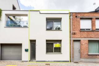Ben je op zoek naar een instapklare woning in het centrum van Melsele? Deze woning werd in 2021 volledig gerenoveerd en combineert een moderne afwerking met een praktische indeling.<br /><br />Je komt binnen in de inkomhal en loopt verder naar de open en lichtrijke leefruimte. Aansluitend bevindt zich de recente keuken, voorzien van een keukeneiland, ontbijthoek en alle nodige toestellen. Verder is er op het gelijkvloers nog een badkamer met douche, toilet en lavabo.<br /><br />Op de eerste verdieping bevinden zich 3 slaapkamers, waardoor de woning ideaal is voor een gezin of als comfortabele starterswoning.<br /><br />Ook technisch werd de woning grondig aangepakt. Zo zijn er driedubbele beglazing en elektrische rolluiken voorzien. De woning wordt verwarmd met centrale verwarming op gas via een hoogrendementsketel. Daarnaast is er mechanische afzuiging voorzien in de vochtige ruimtes en is de elektriciteit conform.<br /><br />Een volledig gerenoveerde woning op een centrale ligging, ideaal voor wie zonder grote werken wil verhuizen naar Melsele.<br /><br />Contacteer ons via 052 46 38 03 voor meer informatie of een bezoek