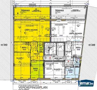 <p><span>Op een boogscheut van het alomgekende "college" van Maasmechelen worden er in een kleinschalig appartementsgebouw 7 wooneenheden gebouwd  Van hieruit ligt zowat alles wat u in het dagelijkse leven nodig heeft op wandelafstand. We denken hier aan winkels, bakkers, het gemeentehuis maar ook de gezellige terrasjes in het centrum. Het openbaar vervoer stopt op slechts enkele meters. Bovendien bent u op 2 minuten van het op- en afrittencomplex van de autosnelweg E314.</span></p><p><span> </span></p><p><span>Vanaf het eerste tot en met het vierde verdiep zijn er éénslaapkamerappartementen. Deze hebben een verschil in grootte als u het linkse of het rechtse appartement bekijkt. Wel krijgen ze hetzelfde afwerkingsniveau en hebben ze bovendien een ruim terras aan de achterkant. Hier heeft u een vrij zicht.</span></p><p><span> </span></p><p><span>Het bovenste verdiep wordt een penthouse met 2 slaapkamers. Dit uniek appartement heeft omwille van de terrassen aan de voor- en achterkant een geweldig uitzicht over Maasmechelen. Het is ook het enige appartement op dit verdiep. U heeft hier dus geen buren.</span></p><p><span> </span></p><p><span>In het gebouw is er een lift. Voor ieder appartement wordt er een kelderberging voorzien. Ook is er een autostaanplaats. Deze laatste is niet inbegrepen in de prijs.</span></p><p><span> </span></p><p><span>Ook zeer interessant als vastgoedbelegging met een brutorendement van 4%. Wij kunnen als kantoor ook hier uw adviseur in zijn en u ontzorgen.</span></p><p><span> </span></p><p><span>Heeft u graag meer info over dit project dan kan u ons contacteren op het nummer 089/77.23.20 of via mail naar Fabian@jemar.be.</span></p><p><span> </span></p><p><span> </span></p>