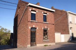 Dans une rue résidentielle très accessible, jolie maison trois façades profitant de beaux volumes et d'un agréable jardin. La maison demande...