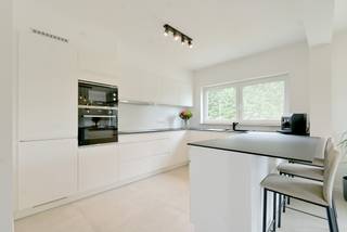 Op zoek naar een ruim en instapklaar appartement mét garage in Sint-Niklaas? Dan is deze opportuniteit zeker een bezoek waard!<br /><br />Dit volledig afgewerkt appartement bevindt zich op de 1e verdieping in een kleinschalige residentie. Het is tevens gelegen in een zeer rustige straat met veel parkeermogelijkheden. Bovendien is de garage inbegrepen in de prijs.<br /><br />Het appartement werd in 2019 volledig gerenoveerd en afgewerkt met oog voor kwaliteit en comfort. Dankzij de grote raampartijen geniet de open leefruimte van een overvloed aan natuurlijk licht. De stijlvolle vloer loopt naadloos door in alle ruimtes en zorgt voor een moderne, harmonieuze uitstraling.<br /><br />De keuken is volledig uitgerust met kwalitatieve toestellen en beschikt over een extra werkblad. Verder vindt u een apart gastentoilet en een moderne badkamer met inloop-/regendouche, een lavabomeubel en de nodige aansluitingen voor een wasmachine en droogkast.<br /><br />Aan de rustige achterzijde van het appartement bevinden zich drie slaapkamers. Vanuit het appartement heeft u bovendien toegang tot een gezellig, zuidgericht terras met buitenberging, waar u in alle rust van de zon kunt genieten.<br /><br />Troeven:<br />- Garage inbegrepen in de prijs<br />- 3-dubbele beglazing<br />- Vernieuwd dak <br />- Elektrische rolluiken <br />- Conform verklaarde elektriciteit<br />- Asbestvrij <br />- Gunstig EPC<br /><br />Interesse?<br />Plan vandaag nog uw bezoek en ontdek zelf de troeven van dit appartement. <br />Contacteer ons via info@immo-jet.be of bel ons voor meer informatie.