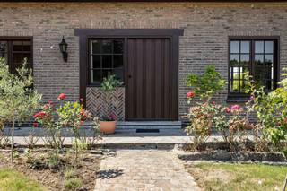 Deze stijlvolle kwalitatieve woning omvat maar liefst 280 m2 bewoonbare oppervlakte. <br />Op het gelijkvloers een inkomhal (+ gastentoilet), een lichtrijke en ruime woonruimte met open haard en aansluitend de authentieke keuken en bijkeuken/washok met toegang tot de tuin. <br />De eiken trap geeft toegang tot de nachthal, 3 ruime slaapkamers en badkamer (toilet, ligbad, bidet, dubbele lavabo).<br />Bijkomende troef is de kelder (100 m2) met daarin een bureel, douchekamer, berging, werkruimte en garage met dubbele poort. Garage en tuin is toegankelijk via de zijrit en geautomatiseerde poort. Hierdoor biedt deze woning heel wat opportuniteit voor wie op zoek is naar naar bv een afzonderlijk praktijk/bureelruimte, met afzonderlijke ingang.<br />De aangelegde zuidgerichte tuin is volledig omheind kijkt uit op natuur en weilanden <br />Bijkomende troeven: <br />- kwalitatieve woning met betongewelven<br />- veel authentieke elementen zoals keramiekvloeren, eiken deuren, parket, <br />- centrale verwarming door recente (5 j oud) HR Viesman condenserend ketel<br />- aan de rand van het Boelarebos, met aansluitend Leanderbos, Natuurreservaat de Rietbeemd, <br />- geen overstromingsgevoelig gebied<br />- originele electricteits-, sanitair-, en bouwplannen zijn beschikbaar <br />- perfect onderhouden woning <br />Graag bijkomende info of interesse in een bezoek ? Reageer dan via de “maak een afspraak” click op deze pagina. Ik contacteer u om concreet een tijdstip in te plannen. <br />Contact Pieter Cardoen, 0475 361252, pieter@cornelis-partners.be