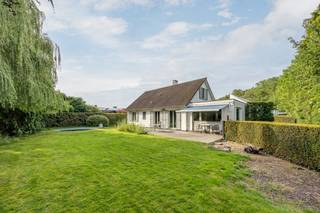 Verscholen in een doodlopende straat achter een haag van volwassen groen en toch centraal gelegen op de as Antwerpen–Brussel: deze verzorgde villa biedt een zeldzame combinatie van ruimte, privacy en bereikbaarheid. Op een perceel van 971 m² vindt u hier een thuis.<br /><br /><strong>De woning</strong><br />Bij binnenkomst wordt u verwelkomd door de inkomhal met gastentoilet en vestiaire. De sfeervolle woonkamer op natuurstenen vloer baadt in het licht — grote raampartijen en tuindeuren brengen het groen naar binnen en verbinden leef- en buitenruimte op een natuurlijke manier. Aansluitend vindt u een gezellige eetkamer en een volledig uitgeruste keuken.<br />Op het gelijkvloers bevinden zich twee ruime slaapkamers en een verzorgde badkamer met inloopdouche en lavabomeubel. Op de verdieping vinden we 2 ruime slaapkamers, een tweede badkamer met ligbad en lavabo alsook een handige bergruimte.<br />De volledige onderkeldering is een troef apart: ruimte voor twee wagens, meerdere bergingen en een wasplaats maken van dit souterrain een echte aanwinst.<br /><br /><strong>De tuin</strong><br />De volledig omheinde zuidgeoriënteerde tuin met dichte hagen zorgt voor alle privacy. Het ruime terras met elektrische zonneluifel biedt een zorgeloze plek waar het heerlijk genieten is.<br /><br /><strong>De locatie</strong><br />Aartselaar biedt het beste van twee werelden: de kalmte van een groene woongemeente, gecombineerd met een vlotte ontsluiting via de Ring, de E19 en het openbaar vervoer. Antwerpen en Brussel liggen binnen handbereik. Winkels en scholen op wandelafstand.<br /><br /><strong>In een oogopslag</strong><br /><strong>Perceel: </strong>971 m²<br /><strong>Indeling: </strong>Kelder/garage · gelijkvloers · Verdieping<br /><strong>Slaapkamers: </strong>4 (2 gelijkvloers + 2 op verdieping)<br /><strong>Badkamers: </strong>2<br /><strong>Buitenruimte: </strong>Terras met elektrische zonneluifel · Volledig omheinde tuin<br /><strong>Garage: </strong>Dubbele inpandige garage + meerdere kelderbergruimtes<br /><br /><br />Videotour, grondplan en alle attesten beschikbaar via de Wellimmo-site.<br />📩 info@wellimmo.net | 📞 03/225 00 68<br /><br />