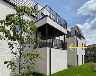 Ruim en lichtrijk nieuwbouwappartement met 2 slaapkamers, in een kleine residentie, rustig gelegen maar toch vlakbij het centrum van Kuurne. <br /><br />Dit 2-slaapkamerappartement wordt afgewerkt met hoogwaardige materialen, is gelegen op de 1e verdieping, heeft een bewoonbare oppervlakte van 95m² en 2 zonnige overdekte terrassen van samen zo'n 14m². Ingerichte keuken met rechtstreekse toegang tot de berging. Badkamer met dubbele lavabo en douche. Afzonderlijk toilet. Fietsenberging op het gelijkvloers. Lift. Aangelegde gemeenschappelijke tuin. <br /><br />E-peil van 35 à 40 (in aanvraag), warmtepomp. Zonnepanelen mogelijk tegen meerprijs. <br /><br />Prijs exclusief kosten (mogelijkheid tot aankoop aan 6% BTW indien alle voorwaarden vervuld zijn). Timing afwerking in overleg met koper.<br /><br />Aankoop van een staanplaats in de gelijkvloerse garage is mogelijk mits een meerprijs van 30.000 euro (excl kosten) per staanplaats. <br /><br />Een bezoek inplannen? Contacteer ons op 056/25.26.19 of via info@vastgoednorman.be