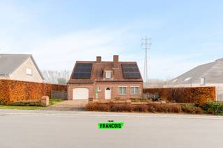 In een rustige en residentiële woonwijk nabij het centrum van Zottegem vindt u deze statige open bebouwing met een ideale ligging voor wie houdt...