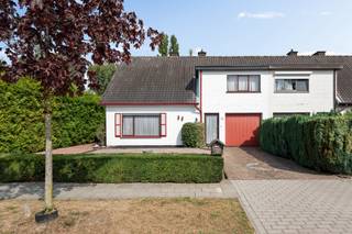 In het centrum van Sint-Job-in-’t-Goor, in een rustige en doodlopende straat in de gezellige “Witte Wijk”, bevindt zich deze halfopen bebouwing op...