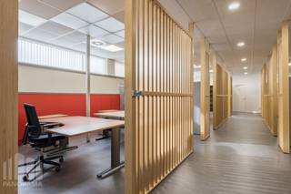 Espace de bureaux moderne et haut de gamme de 350 m², idéal pour les entreprises à la recherche d’un environnement de travail professionnel et représentatif, avec la possibilité de louer en complément 289 m² d’espace de stockage.<br /><br />Situé sur le Quai Fernand Demets à Anderlecht, cet espace bénéficie d’un emplacement stratégique à proximité du R0, de l’E19 et de la N6 (Chaussée de Mons), offrant une excellente connexion avec le centre de Bruxelles et les communes environnantes. Le site est également très bien desservi par les transports en commun grâce à la proximité de la station de métro Delacroix, desservie par les lignes 2 et 6, ainsi que de la Gare de Bruxelles-Midi.<br /><br />Quai 52 offre tout le nécessaire pour un environnement de travail confortable et efficace. Le bâtiment dispose de salles de réunion pouvant accueillir jusqu’à 30 personnes, d’un coffee corner, d’espaces de coworking, de la climatisation, de douches et casiers ainsi que d’un éclairage LED.<br /><br />Le site dispose également de nombreuses places de parking pour voitures et vélos. Avec pas moins de 330 panneaux solaires, le bâtiment accorde une attention particulière à la durabilité et à l’efficacité énergétique.<br /><br />Contactez <strong>PANORAMA B2B</strong> pour plus d’informations, les plans ou organiser une visite sans engagement au <strong>0477 09 00 09</strong>.