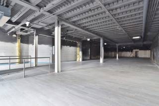 <p>Op zoek naar een zéér ruim commercieel pand in Beveren? <br />Dit handelspand in de Vrasenestraat biedt een totale bruikbare oppervlakte van 567 m² en beschikt over een zéér gunstig EPC-label B. Op een boogscheut van de Grote Markt is er tevens voldoende publieke parking.<br /><br />De commerciële ruimte van ca. 510 m² vormt het hart van het gebouw en biedt tal van mogelijkheden. Daarnaast zijn er een opslagruimte (ca. 43 m²), een kitchenette met bureauruimte (14,8 m²) en een apart toilet aanwezig.<br /><br />Het pand is uitgerust met aluminium ramen met HR-glas, een lucht-lucht warmtepomp en een gascondensatieketel. <br />Dit handelspand kan ook gehuurd worden aan 5 500 EUR per maand.<br />Daarnaast is er de mogelijkheid tot aankoop of huur van enkele parkings ter hoogte van Vrasenestraat 15-17.<br /><br />De voornaamste troeven is de commerciële ligging met publieke parking op de Grote Markt, 567 m² bruikbare oppervlakte, EPC-label B, reeds parkettegel in de commerciële ruimte, flexibel in te richten, praktische indeling, ...<br /><br />Contacteer ons voor bijkomende informatie en/of een bezoek via verkoop@homevast.be of tel. 03 344 77 44.</p>