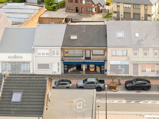 Dit solide en perfect onderhouden handelsgebouw bevindt zich op een absolute toplocatie langs de baan tussen Aalst en Asse, in de onmiddellijke nabijheid van onder andere Lidl, Leonidas en Cash Bancontact Affligem. Dankzij de centrale ligging geniet dit commercieel pand van een hoge passage en uitstekende visibiliteit, met bovendien voldoende parkeergelegenheid in de buurt en een ruime garage die ook via de achterzijde toegankelijk is. Het gelijkvloers omvat een polyvalente handelsruimte, burelen, toilet, een cv-ruimte, terras (65 m²) en garage (46 m²) toegankelijk via de achterzijde. Op de eerste verdieping bevindt zich een royale leefruimte met keuken, badkamer, hall, berging en twee slaapkamers. De tweede verdieping biedt bijkomende mogelijkheden met een extra bureel, nachthal, twee slaapkamers en een zolderruimte. Met zijn EPC-label C, solide structuur en veelzijdige indeling is dit gebouw zowel geschikt voor commerciële activiteiten in combinatie met wonen, als voor wie op zoek is naar een investering met potentieel op een strategische locatie.<br />EPC LABEL: C. CV STOOKOLIE.
