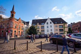 Ontdek dit exclusieve nieuwbouwproject “De Kroon” in het hart van Buggenhout: een moderne en stijlvolle residentie bestaande uit 53 luxe-appartementen en 3 handelspanden, ontworpen voor wie comfort, kwaliteit en een centrale ligging weet te waarderen. Bovendien is het mogelijk deze appartementen aan te kopen aan 6% BTW. <br />De residentie biedt een ruime waaier aan woonmogelijkheden, van 1-, 2- tot 3-slaapkamerappartementen, telkens met een doordachte indeling, hoogwaardige afwerking en grote raampartijen die zorgen voor een overvloed aan natuurlijk licht. Dankzij de hedendaagse architectuur en het gebruik van duurzame materialen straalt het gebouw klasse en tijdloosheid uit.<br />Gelegen midden in het centrum van Buggenhout, bevinden alle voorzieningen zich op wandelafstand: winkels, horeca, scholen, openbaar vervoer en recreatie liggen letterlijk voor de deur.<br />Onder het gebouw bevindt zich een ruime ondergrondse kelder met drie verdiepingen en gemeenschappelijke fietsenstalling, waar kopers de mogelijkheid hebben om een staanplaats, garage of dubbele garage bij aan te kopen. Zo geniet elke bewoner van maximale parkeergemakken en extra bergruimte.<br />Het project wordt uitgerust met de modernste technieken om een duurzaam en energiezuinig wooncomfort te garanderen. Elke woonst beschikt over een warmtepomp, vloerverwarming en een geavanceerd ventilatiesysteem. Dit alles zorgt voor een aangenaam binnenklimaat in elk seizoen én een lagere energiefactuur.<br />Dit nieuwbouwproject staat voor toekomstgericht wonen op een uitmuntende locatie. Luxe, duurzaamheid en comfort komen hier samen in een unieke woonbeleving.<br />Referentie: 5557