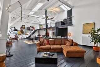 <p>Ontdek deze uitzonderlijke stadsloft, gelegen op een werkelijk onklopbare locatie in het hart van Antwerpen. Een oase van licht, ruimte en comfort in een verkeersluwe straat, vlak bij alle winkels, horeca, openbaar vervoer én het bruisende stadsleven.<br />Binnenin geniet je van heel veel privacy, een indrukwekkende leefruimte met hoge plafonds, grote ramen en een echt loftgevoel. De mezzanine biedt een ruime slaapkamer met dressing en directe toegang tot de badkamer met bad en douche. De knappe, open keuken is volledig uitgerust en er is een aparte wasruimte.<br />Deze loft werd de afgelopen jaren grondig vernieuwd: nieuw dak (2024), nieuwe ramen met hoogrendementsglas, vernieuwde elektriciteit, warmtepompboiler (A++), nieuwe blinderingen, vernieuwde sanitair elementen en meer. EPC A is de kers op de taart. Mogelijkheid tot huren van een autostaanplaats in het gebouw.<br />Troeven:<br />• Unieke loft op topligging in hartje Antwerpen<br />• EPC A – energiezuinig en toekomstproof<br />• Grote, lichtrijke leefruimte<br />• Vernieuwd dak en ramen (2024)<br />• Elektriciteit conform<br />• Mogelijkheid tot autostaanplaats<br />• Gebouw volledig up-to-date – geen kosten op komst<br />Plan nu je afspraak op één van onze eerste bezoekmomenten en laat je betoveren door deze unieke woonparel.</p>