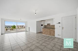 <p><span>Ruim en energiezuinig appartement met zonnig terras</span></p><p><span>Bent u op zoek naar een ruim appartement met een aangenaam terras, op wandel- en fietsafstand van het centrum van Mechelen? Dan is dit appartement zeker een bezoek waard. Dankzij de gunstige ligging bevinden scholen, winkels, openbaar vervoer en belangrijke invalswegen richting Antwerpen, Brussel en Leuven zich vlakbij.</span></p><p><span>Het appartement is bereikbaar via de trap of lift en verwelkomt u in een inkomhal met vestiaireruimte en een apart gastentoilet. De lichtrijke leefruimte biedt voldoende plaats voor zowel een ruime zithoek als een grote eettafel. De open keuken is praktisch ingericht en voorzien van alle comfort.</span></p><p><span>Vanuit de woonkamer heeft u rechtstreeks toegang tot het ruime terras, waar u in alle rust kunt genieten van een ontspannen moment.</span></p><p><span>Verder beschikt het appartement over twee ruime slaapkamers, een badkamer met ligbad, douche en dubbele lavabo, en een handige berging/wasruimte.</span></p><p><span>Ook aan parkeergelegenheid is gedacht: bij het appartement hoort een garagebox, die verplicht mee aan te kopen is voor 30.000 euro.</span></p><p><span>Als extra troef bevindt het appartement zich op korte afstand van het centrum van Mechelen, station Nekkerspoel, de fietsostrade en het natuurgebied Mechels Broek.</span></p><p><span>Interesse? Contacteer ons voor een bezoek via <span>info@demakelaardij.be</span></span><span> of 015 20 20 82.</span></p>