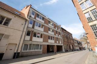 En plein cœur de Leuven, Schapenstraat 66 boîte 405 t'invite à découvrir un studio lumineux et fonctionnel, idéal pour qui recherche un pied-à-terre pratique en ville. Situé au quatrième étage d'un immeuble équipé d'un ascenseur, ce bien de 35 m² a fait l'objet d'une rénovation complète en 2020, ce qui lui confère une atmosphère fraîche et actuelle d