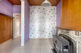 Immo Pické biedt u deze uiterst gunstig gelegen woning aan in Halle, gelegen in de nabijheid van winkels, scholen, openbaar vervoer, invalswegen en alle voorzieningen. Deze woning beschikt op het gelijkvloers over een inkomhal, een open bureauruimte, een leefruimte met salon en open keuken en een toilet. Op de eerste verdieping beschikt deze woning over een nachthal, twee slaapkamers (waarvan één doorloopkamer naar de zolder) en een badkamer met douche en lavabo. Via een vaste trap begeven we ons op de zolderdieping, die nog inrichtbaar is in één of twee slaapkamers. Achteraan beschikt deze woning nog over een buitenkoer. Ondergronds is er ook nog een kelder. Extra informatie: dubbele beglazing PVC, recent dak, dak geïsoleerd, gunstige EPC label D, ...