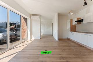 Gerenoveerd gelijkvloers appartement te koop in Vosseslag – De HaanOp slechts 1,3 km van de zeedijk en 3 km van het charmante centrum van De Haan,...