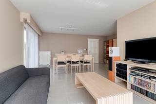 Deze instapklare woning is gelegen in een rustige buurt van Dessel vlakbij bossen en grenzend aan weilanden.<br /><br />Indeling:<br />Het gelijkvloers bestaat uit een inkomhal met aansluitend rechts een slaapkamer (vandaag de vinylkamer) en links de woonkamer met een zitplaats, eetruimte en een bureauhoekje.<br />De woonkamer is verbonden met de ingerichte keuken. Deze keuken is zeker voldoende groot om een keukentafel te plaatsen voor min. 6 personen.<br />Aan de achterzijde van de woning bevindt zich een apart toilet, een badkamer met douche en nog 3 slaapkamers.<br /><br />De eerste verdieping met twee ruime slaapkamers is bereikbaar via een vaste trap. Verder is er nog veel opbergruimte op de zolders.<br /><br />Deze woning is volledig onderkelderd. Deze kelder wordt vandaag gebruikt als garage, werkruimte en wasplaats met douche.<br /><br />De tuin biedt u een prachtig zicht over de velden.<br /><br />Het EPC label is vandaag een F maar kan mits het goed isoleren van het dak/zolder naar een D gebracht worden.<br /><br /><br />Bijzonderheden:<br /><br />* Rustige ligging<br />* Zicht op weilanden<br />* 5 slaapkamers<br />* instapklaar