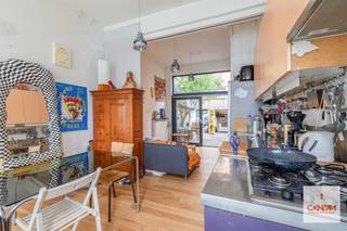 Deze op te frissen starterswoning is gelegen op wandelafstand van verschillende buurtwinkels, het openbaar vervoer, het station Gent Dampoort en het Coyendanspark.<br /><br />Bij het betreden van de woning komt u binnen in de lichtrijke keuken met eetplaats. Verder vindt u de leefruimte die toegang geeft tot de ruime stadskoer. Op de eerste verdieping bevinden zich de eerste slaapkamer en de badkamer met douche en ligbad. Op de tweede verdieping kan u de tweede ruime slaapkamer vinden met loft en een bergruimte.<br /><br />Wenst u deze woning te bezoeken? Stuur een contactverzoek via de website of via olivier@convas.be<br />