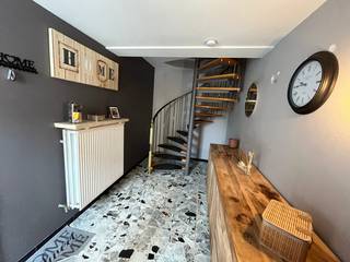 Deze ruime en verzorgde gezinswoning is gelegen in een rustige en aangename buurt en biedt alle comfort voor een gezin. De woning beschikt over drie slaapkamers. Oorspronkelijk waren er twee slaapkamers, maar door het plaatsen van een extra scheidingswand werd een derde slaapkamer gecreëerd, ideaal als kinderkamer, bureau of hobbyruimte. De badkamer is uitgerust met een ligbad en een douchemogelijkheid. De ruime en lichtrijke woonkamer met gezellige sierhaard sluit aan op de volledig uitgeruste keuken, die voorzien is van onder andere een vaatwasser, koelkast, diepvriesvak en voldoende kastruimte. Buiten geniet u van een ruim terras met een elektrisch zonnescherm en een grote tuin waar u in alle rust kunt ontspannen. Daarnaast beschikt de woning over een grote garage met voldoende plaats voor een wagen, fietsen en extra bergruimte. Achter de garage bevindt zich een praktische wasplaats en bovendien is er een zeer ruime, volledig geïsoleerde zolder die ideaal is als extra opslagruimte. De huurprijs bedraagt €1.200 per maand en de woning is beschikbaar vanaf 1 september 2026. Ben je geïnteresseerd in dit pand te huur in Oostende? Ga naar de website www.dermul.be, klik op het pand dat je wenst te huren. Via de knop "ik heb interesse" vragen we u kort een profiel in te vullen. Daarna nemen we contact op voor een bezoek. Telefonisch kunnen er geen afspraken gemaakt worden.