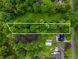 Ligging:<br /><br />Deze bouwgrond van 1527m2 is gelegen op een uitermate centrale locatie in Sint Denijs Westrem, namelijk in de Louis Delebecquelaan nr 40. <br />Door de uitstekende bereikbaarheid geniet u een prima ontsluiting, zo kan u op enkele minuten alle belangrijke invalswegen op en af. In de onmiddellijke omgeving zijn er tal van handelszaken en op slechts 20min fietsen staat u in het centrum van Gent.<br /><br />Bent u op zoek naar een ruim perceel met een vlotte bereikbaarheid doch in het groen? Dan is dit perceel bouwgrond zeker iets voor u! <br /><br />Er is op dit moment reeds een bouwvergunning voor het bouwen van een half open bebouwing.<br /><br />De gebruikte renders / beelden zijn in geen geval bindend, zijn puur indicatief.<br /><br />Contacteer Fanny voor meer informatie op 0472 01 51 51