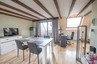 Bent u op zoek naar een instapklaar appartement op een uitstekende locatie, of wenst u te investeren in vastgoed met een mooi verhuurpotentieel? Dan is dit charmante dakappartement in het hart van Deerlijk zeker een bezoek waard!<br /><br />Dit appartement, gebouwd in 1987, beschikt over een bewoonbare oppervlakte van ongeveer 56 m² en is praktisch ingedeeld. De lichtrijke leefruimte, de aparte slaapkamer en de functionele keuken maken het tot een aangename woonst voor alleenstaanden of koppels.<br /><br />Vooraan geniet u bovendien van een knus terrasje, waar u rustig kunt ontspannen.<br /><br />Extra troeven:<br /><br />* Lift aanwezig in het gebouw.<br />* Garage inbegrepen in de vraagprijs, gelegen vlak naast de inkomhal, wat zorgt voor extra comfort en een vlotte bereikbaarheid.<br />* Centrale ligging, op wandelafstand van winkels, horeca en andere voorzieningen.<br /><br />Dankzij de gunstige ligging en praktische indeling is dit appartement zowel ideaal voor eigen bewoning als voor wie op zoek is naar een interessante investering met verhuurmogelijkheden.<br /><br />Wenst u dit appartement te bezoeken? Contacteer ons gerust via 09/388.53.53 of stuur een e-mail naar tom@immoroba.be. Wij helpen u graag verder en plannen met plezier een bezoek in.
