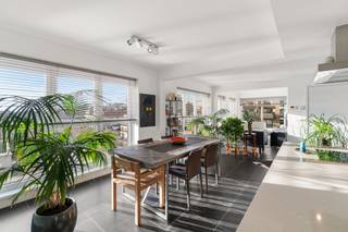 Ontdek dit stijlvolle penthouse op een topligging, op wandelafstand van de zee. Met een bewoonbare oppervlakte van 98 m² en een royaal...