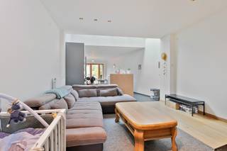 <strong><span>IN OPTIE – Deze woning bevindt zich momenteel in optie. Nieuwe bezoeken kunnen daarom niet meer worden ingepland.</span></strong><br /><br />Deze gezellig woning met 3 slaapkamers ligt op 5 minuten wandelafstand van het centrum van het bruisende Kontich.<br /><br />De leefruimte (zitkamer, keuken en eetkamer) is één grote ruimte van maar liefst 50m2!<br /><br />We komen de woning binnen in de inkomhal met apart gastentoilet met een lavabo. Vanuit de inkomhal kunnen we ook naar de zeer praktisch ingerichte DROGE KELDER met aansluiting voor wasmachine en droogkast en extra bergplaats.<br /><br />Achter de inkomhal komen we in de lichte leefruimte, dit dankzij het aangename daglichtinval door de koepels van het dak en de grote raampartij achteraan de woning. De zitkamer, keuken en eetkamer zijn mooi met elkaar geïntegreerd en vormen één geheel.<br />De KEUKEN is volledig geïnstalleerd, een echte droom voor elke keukenprins(es)! Vanuit de eetkamer hebben we zicht op en toegang tot het aangenaam terras en diepe ZUID-WEST TUIN van maar liefst 245m2.<br /><br />Vooraan de woning is ook nog een bureauruimte die het toelaat om een gezellig familieleven te leiden.<br /><br />Via de open trap in de zitkamer bereiken we het eerste verdiep met ruime slaapkamer vooraan. De BADKAMER is achteraan gelegen en heeft een ligbad, 2 lavabo’s en een toilet.<br /><br />Op de 2de verdieping, onder schuin dak, vinden we nog 2 ruime slaapkamers op kurkvloer met veluxramen met verduisteringsgordijnen.<br /><br />Praktisch ook is de bergzolder in de nok van het dak.<br /><br />EPC : 225 kWh/m2 (Label C)<br />Beschikbaar vanaf 01 september 2026