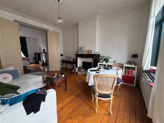 <p><strong>Charmant appartement op de Bondgenotenlaan</strong><br /><br />Dit appartement is gelegen op dé Bondgenotenlaan, de bekende winkelstraat in het centrum van Leuven die het station met de Grote Markt verbindt. Alles wat de stad te bieden heeft, bevindt zich op een steenworp afstand en alle voorzieningen zijn vlot bereikbaar te voet. We kunnen hier dan ook met volle overtuiging spreken van een absolute toplocatie.<br /><br />Het appartement straalt charme uit en wordt betreden via de nachthal en is gelegen op de tweede verdieping van het gebouw. Ruime leefruimte met keuken. Daarnaast is er nog een aparte kamer en badkamer. Kortom, dit appartement biedt alles wat je nodig hebt om comfortabel en gezellig te wonen in Leuven.<br /><br />Interesse of een bezichtiging ter plaatse? Contacteer ons via 016 229 228 of verhuur@connect-immo.be <br /><br />Huurprijs: €895 + 95€ (algemene onkosten, verwarming gas) + water, elektriciteit en internet privatief af te sluiten<br />EPC: label B - Beschikbaar vanaf 8 december 2026.</p>