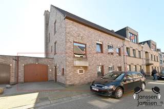 Dit gerenoveerd appartement met garage en oprit heeft potentieel als kangoeroewoning daar er reeds een fysieke opsplitsing gemaakt is.De inkomhal is...