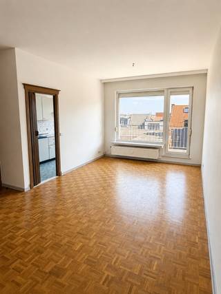 Te koop: lichtrijk 1-slaapkamerappartement<br />Verzorgd en instapklaar 1-slaapkamerappartement met veel natuurlijk licht. Het appartement beschikt over dubbele beglazing, rolluiken aan elk raam, een veiligheidsdeur, een videofoon en een praktische inbouwkast in de inkomhal. De badkamer is functioneel, maar biedt de mogelijkheid om deze volledig naar eigen smaak te renoveren.<br />Ideaal voor alleenstaanden, koppels of als interessante investering.<br />Interesse? Stuur gerust een e-mail om meer informatie te ontvangen of een afspraak te maken voor een bezichtiging.<br />marnixstraat16@gmail.com