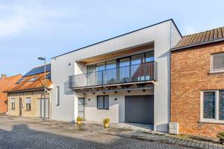 Op zoek naar een instapklaar, energiezuinig huis te koop in de regio Diksmuide? Deze recente woning van het rustige Nieuwkapelle combineert modern wooncomfort met een uitstekende ligging. Met 3 volwaardige slaapkamers, garage, tuin en een hoogwaardige afwerking is dit de perfecte match voor wie zonder zorgen wil verhuizen.<br /><br />De woning biedt een bewoonbare oppervlakte van 202 m² op een grondoppervlakte van 263 m² en is volledig uitgerust met de nieuwste technieken. Denk aan een warmtepomp, vloerverwarming beneden en boven, 6 zonnepanelen, C+ ventilatie en een geavanceerd Loxone domoticasysteem dat zorgt voor optimaal comfort en laag energieverbruik. Dit resulteert in een top energiescore van 69 kWh/m² = A-label.<br /><br />De volledig ingerichte Dovy keuken vormt het hart van de lichtrijke leefruimte, ideaal voor gezellige momenten met familie en vrienden.<br /><br />Geniet het hele jaar door van de omheinde tuin en de terrassen aan voor- en achterzijde, perfect voor wie houdt van privacy en buitenleven. Dankzij de centrale ligging vlakbij Diksmuide bereik je Veurne, Ieper en Nieuwpoort in slechts 20 minuten!<br /><br />Verkoop onder btw-stelsel (21% btw). Exclusief reeds uitgevoerde schilderwerken.<br /><br />Deze woning is onmiddellijk beschikbaar en volledig instapklaar. Plan nu je bezoek al in aan dit uitzonderlijk huis te koop in regio Diksmuide. Een unieke kans voor wie kiest voor modern, zorgeloos en energiezuinig wonen! <br /><br />De AI-visualisaties zijn bedoeld als inspiratie. Er werd geen rekening gehouden met technische specificaties, stedenbouwkundige voorschriften of de concrete mogelijkheden tot realisatie.<br />