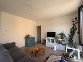 <p><span>A beautiful and bright apartment on the second floor of a small, modern apartment building (without an elevator), located in the center of Lier.</span></p><p><span>The layout is as follows: entryway with a separate guest restroom, open living area with large windows. There is a terrace at the front. The kitchen is fully equipped. The apartment has 3 bedrooms. The master bedroom features a separate shower. The bathroom is equipped with a bathtub/shower and a sink with vanity cabinet. There is also an additional terrace at the back. No additional fixed costs. Are you looking for a move-in-ready apartment? Don’t hesitate—schedule your visit today. Sign up for a viewing via our website: www.immomk.be. We’d be happy to assist you!</span></p>