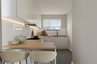 <p>Droomt u van een betaalbare, energiezuinige woning op een toplocatie in de Vlaamse Ardennen?<br />Dan is deze prachtige nieuwbouwwoning precies wat u zoekt!<br /><br />De woning beschikt over een inkomhal met vestiaire en gastentoilet. De lichtrijke leefruimte sluit naadloos aan op de open keuken met aangrenzende berging en wordt extra gekenmerkt door een open trap naar de bovenverdieping. Vanuit de woonkamer geniet u van een mooi zicht op het terras en de tuin, die ook rechtstreeks toegankelijk zijn. Aan de linkerzijgevel is een verharde parkeerplaats voorzien.<br />Op de bovenverdieping komt u via de trap in een nachthal die perfect kan worden ingericht als bureauruimte. Verder bevinden zich hier twee volwaardige slaapkamers en een praktisch ingedeelde badkamer met toilet.<br /><br />Dankzij de warmtepomp en vloerverwarming woont u niet alleen uiterst comfortabel, maar ook energiezuinig.<br /><br />Mis deze unieke kans niet en maak van deze woning uw nieuwe thuis!<br />Contacteer Laura op het nummer: 0468 15 14 41 of via mail: laura.r@cornelis-partners.be</p>