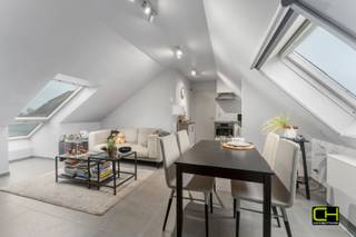 In het hart van het gezellige dorp Lovendegem bevindt zich dit aangename appartement op de derde verdieping. Het is een knus en praktisch appartement waar alles aanwezig is voor comfortabel wonen, maar dat ook uitstekend geschikt is als investering.<br /><br />Het appartement beschikt over een inkomhal, een praktische berging, een lichtrijke woonkamer met aansluitende keuken, één slaapkamer en een badkamer – een efficiënte indeling die zowel eigenaars-bewoners als huurders aanspreekt.<br /><br />Dankzij de centrale ligging bevindt u zich op wandelafstand van winkels, openbaar vervoer en alle dagelijkse voorzieningen, wat dit appartement extra aantrekkelijk maakt voor verhuur. De mogelijke huurprijs bedraagt<strong> </strong>circa 745,00 euro per maand + 40,00 euro algemene kosten, wat zorgt voor een interessante opbrengst.<br /><br />Een ideale opportuniteit voor wie op zoek is naar een eerste eigen woning of een zorgeloze vastgoedinvestering in een gegeerde dorpskern.<br /><br />Wenst u meer informatie of een afspraak ter plaatse? Contacteer ons via 09 395 05 40 of verkoop@concept-home.be