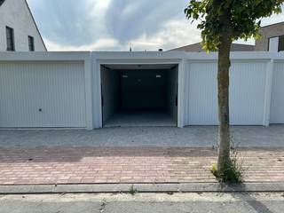 Afgesloten garagebox te koop in Snaaskerke lot 7<br />Hoogte 205 cm<br />Breedte 245 cm<br />Diepte 565 cm<br />