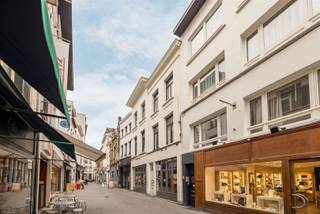 <p><span>Het appartement is gelegen in het kloppend hart van onze Winkelstad, om de hoek van de Wilde Zee, op wandelafstand van de Groenplaats, Grote Markt en het Mechelsplein, … noem maar op, op 15 minuten wandel je naar elke uithoek van de Koekenstad. Kortom, ideaal als uitvalsbasis voor het oh zo zalige stadsleven. Ideaal om je eigen stadsverhaal te schrijven, ideaal als investering of als pied-à-terre.</span></p><p><span> </span></p><p><span>-</span><span> </span><span>Volledig gerenoveerd gebouw en appartement</span></p><p><span>-</span><span> </span><span>Zalig zonneterras</span></p><p><span>-</span><span> </span><span>Gunstig EPC</span></p><p><span> </span></p><p><span>In een kleinschalig gebouw, bereik je met de trap het appartement op de tweede verdieping. Een lichte leefruimte met open keuken geeft uit op een grote raampartij met toegang tot het gezellige terras. De keuken? Eéntje die je op Pinterest wel eens tegenkomt, ze is afgewerkt met een marmeren werkblad en voorzien van alle toestellen. De parketvloeren zijn doorheen het ganse appartement, met uitzondering van de badkamer en toilet, doorgetrokken.</span></p><p><span> </span></p><p><span>Aan de achterzijde is er een ruime slaapkamer met ingemaakte kast en toegang naar de badkamer met grote inloopdouche. Er is nog een aparte toilet en bergruimte met aansluiting voor wastoestel en droogkast.</span></p><p><span> </span></p><p><span>Wil jij genieten van het stadsleven of zorgeloos investeren? Maak snel een afspraak via </span><span>stad@sinjoor.be</span><span> of 03 283 05 00</span></p>