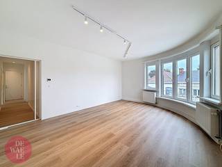 Recent gerenoveerd appartement op het derde en hoogste verdiep met zeer veel lichtinval gelegen aan de Bruul in Mechelen centrum. Het appartement beschikt over een ruime woonkamer, 2 slaapkamers, keuken met aanpalende loggia/ bijkeuken, badkamer en apart toilet. Dit stijlvol appartement is afgewerkt met hoogwaardige materialen en fijne details.Het appartement is onmiddellijk beschikbaar.Op wandelafstand bevindt zich de grote markt en het station van Mechelen waardoor het een zeer goed bereikbaar appartement is.Troeven:- Ideale ligging in het centrum van Mechelen- Zicht op de Dijle en Kruidtuin- Prachtige afwerking - Lift aanwezig in het gebouwHeb je interesse in dit appartement, aarzel dan zeker niet om contact op te nemen met Dewaele vastgoedgroep, kantoor Mechelen.