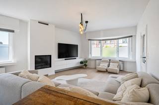 U betreedt deze stijlvolle en instapklare woning via de inkomhal, waar u meteen wordt verwelkomd in de lichtrijke leefruimte. De gezellige woonkamer sluit naadloos aan op de moderne, volledig uitgeruste leefkeuken met kookeiland en hoogwaardige toestellen. Een absolute meerwaarde van dit eigendom is de aparte, volledig ingerichte kantoorruimte aan de achterzijde van het gebouw. Deze beschikt over een eigen inkom, maatwerkkasten, kitchenette en sanitair, waardoor ze perfect geschikt is voor zelfstandigen, vrije beroepen, thuiswerk of als praktijkruimte. Uiteraard kan deze ruimte ook perfect dienstdoen als extra leefruimte, hobbyruimte of polyvalente ruimte.<br /><br />Op de eerste verdieping bevinden zich twee volwaardige slaapkamers, alsook een dressing en toegang tot het zonnige terras. Dankzij de grote raampartijen in de hal geniet u hier van een aangenaam binnen-buitengevoel en directe toegang tot het royale terras, de ideale plek om in alle privacy te ontspannen of gasten te ontvangen. Verder vindt u hier een stijlvolle badkamer uitgerust met ligbad, inloopdouche en dubbele lavabo. <br /><br />De tweede verdieping is volledig ingericht als luxueuze mastersuite. Deze royale slaapkamer beschikt over een open badkamer met vrijstaand ligbad, inloopdouche, dubbele lavabo en toilet, wat zorgt voor een echte hotelsfeer.<br /><br />Daarnaast beschikt de woning over een praktische kelder en ruime parkeermogelijkheden op het eigen terrein.<br /><br />Troeven van de woning<br />+ Instapklaar en luxueus gerenoveerd<br />+ 3 volwaardige slaapkamers<br />+ 2 stijlvolle badkamers<br />+ Volledig uitgeruste leefkeuken<br />+ Ruim zonneterras<br />+ Aparte, volledig ingerichte kantoor- of praktijkruimte<br />+ Praktische kelder<br />+ Ruime parkeergelegenheid op eigen terrein<br /><br />Interesse in dit unieke eigendom? Contacteer ons via 03 337 50 70 of info@vbvastgoed.be voor meer informatie of een bezoek ter plaatse.
