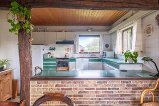 <p>Deze woning werd in 1972 oerdegelijk opgebouwd en biedt u meer dan de standaard ruimte en indeling. De woning is verdeeld in verschillende halve verdiepingen waardoor de verschillende ruimtes makkelijk met elkaar verbonden zijn.</p>
<p>De woning wordt getypeerd door z’n degelijke materialen en is ingedeeld in inkom, gastentoilet, leefruimte met open keuken wasplaats en toegang tot 2 slaapkamers en badkamer (ligbad) enerzijds en de semi ondergrondse verdieping anderzijds (met garage, polyvalente ruimte en bergplaatsen). Daarnaast zijn er op de verdiepingen nog 3 tot 4 slaapkamers en badkamer 2 (douche). Tot slot is er ook nog de bergzolder.</p>
<p>Buiten: oprit en aangelegde voor- en zijtuinen met onder andere zuidgericht terras.</p>
<p>De vele slaapkamers en grote bewoonbare oppervlakte maken deze woning onder andere interessant voor nieuw samengestelde gezinnen, waarbij een extra leefruimte mogelijk is in de semi ondergrondse verdieping. <br /><br />Tot slot is het mogelijk om ook een naastgelegen perceel bouwgrond van 543m² mee aan te kopen aan €237.000.</p>
<p>Contacteer Bonne Vastgoed 7 op 7 moor meer info via 050/73.73.73 of info@bonnevastgoed.be</p>